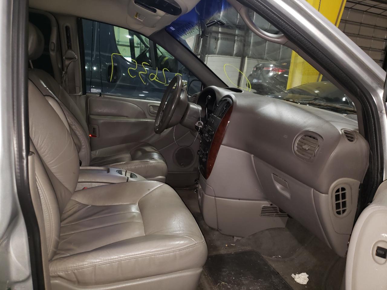 Photo 5 from auction – 2001 CHRYSLER TOWN & COU with VIN 2C8GP54L61R199766