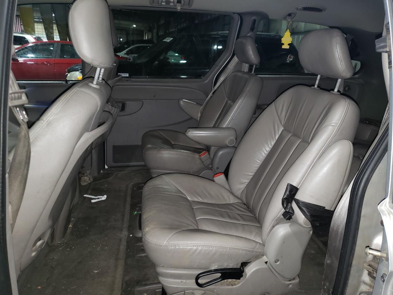 Photo 6 from auction – 2001 CHRYSLER TOWN & COU with VIN 2C8GP54L61R199766