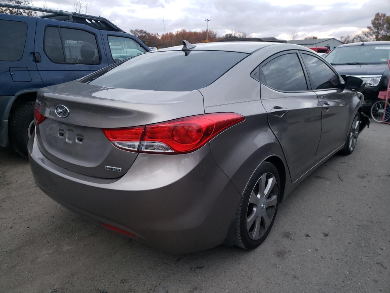 Photo 4 from auction – 2012 HYUNDAI ELANTRA GL with VIN 5NPDH4AE7CH135219