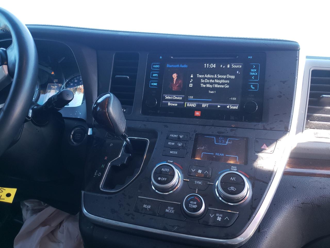 Photo 9 from auction – 2017 TOYOTA SIENNA XLE with VIN 5TDDZ3DC5HS179934