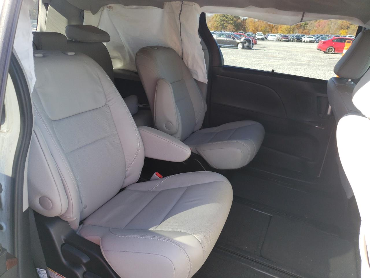 Photo 6 from auction – 2017 TOYOTA SIENNA XLE with VIN 5TDDZ3DC5HS179934