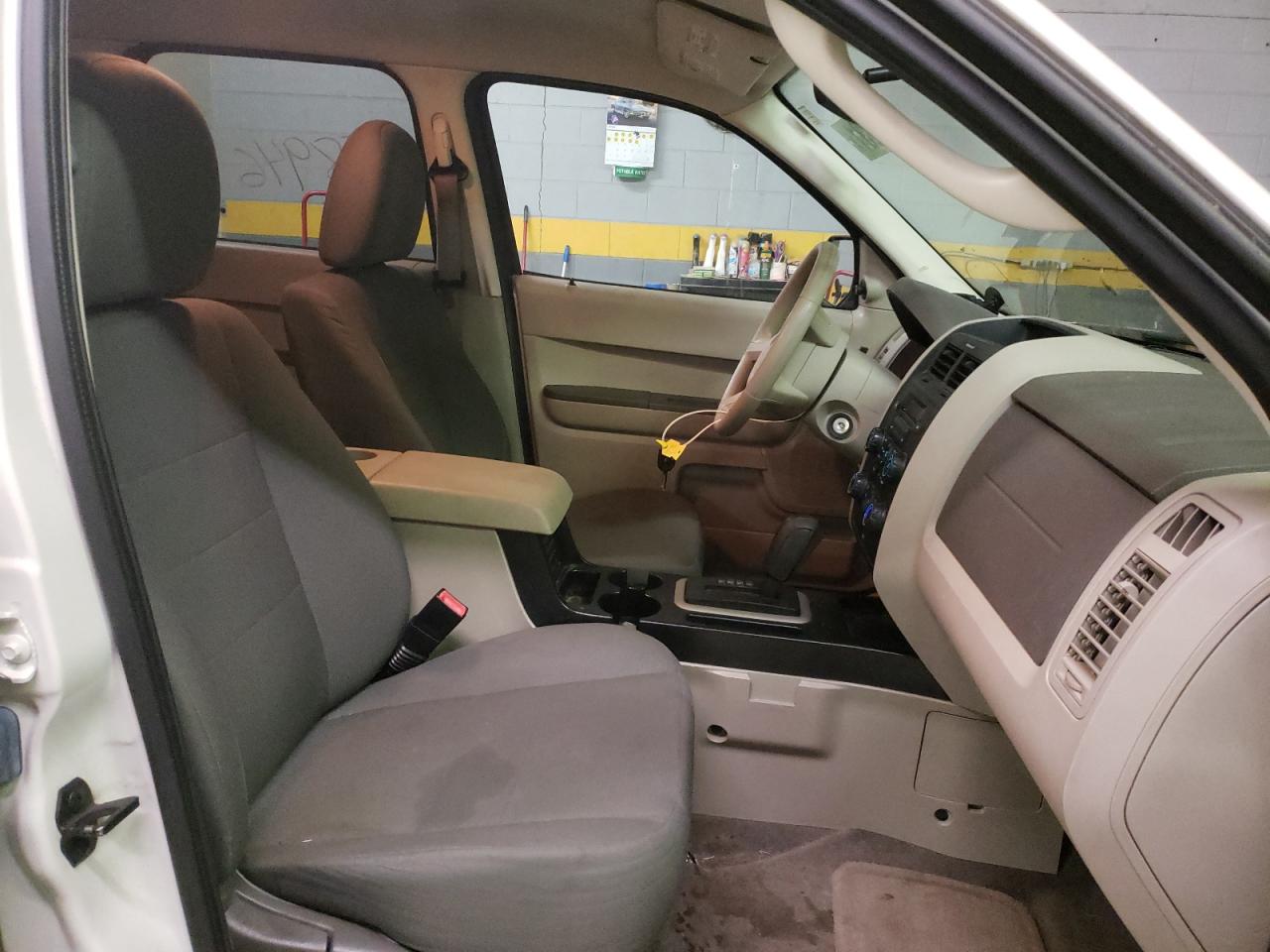 Photo 5 from auction – 2011 FORD ESCAPE XLS with VIN 1FMCU9C76BKC69640