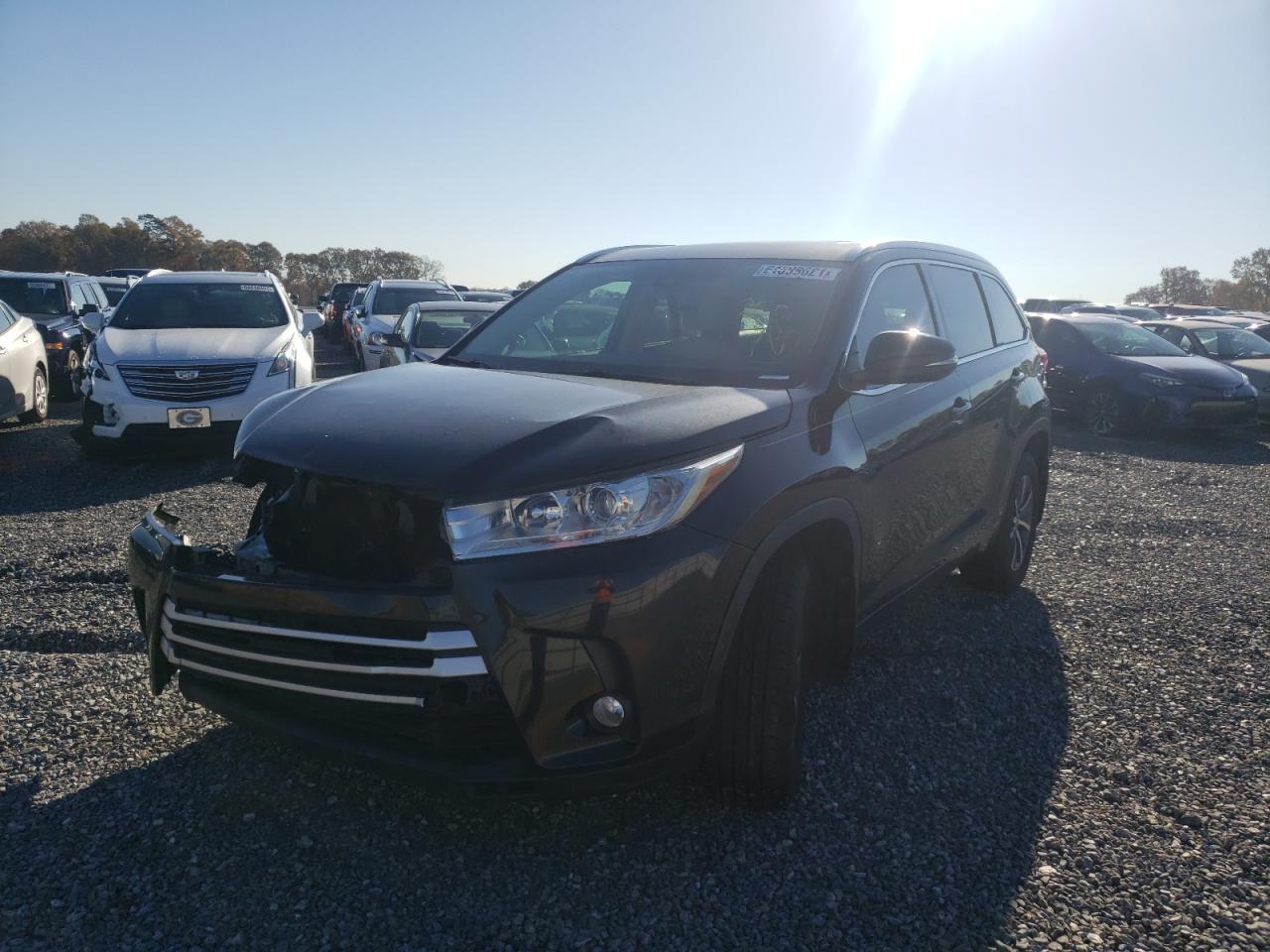 Photo 2 from auction – 2018 TOYOTA HIGHLANDER with VIN 5TDJZRFH4JS528795