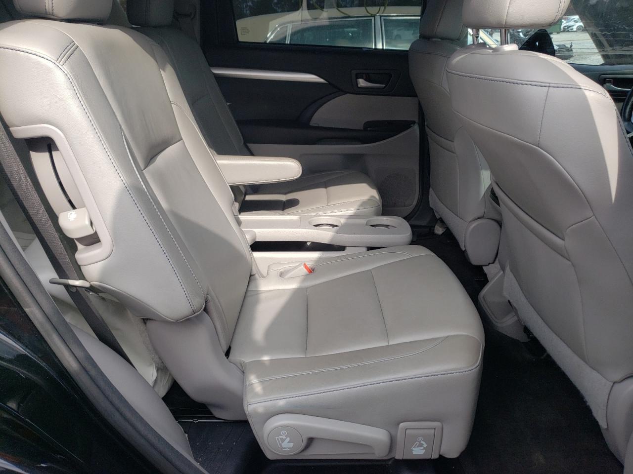 Photo 6 from auction – 2017 TOYOTA HIGHLANDER with VIN 5TDKZRFH8HS508015