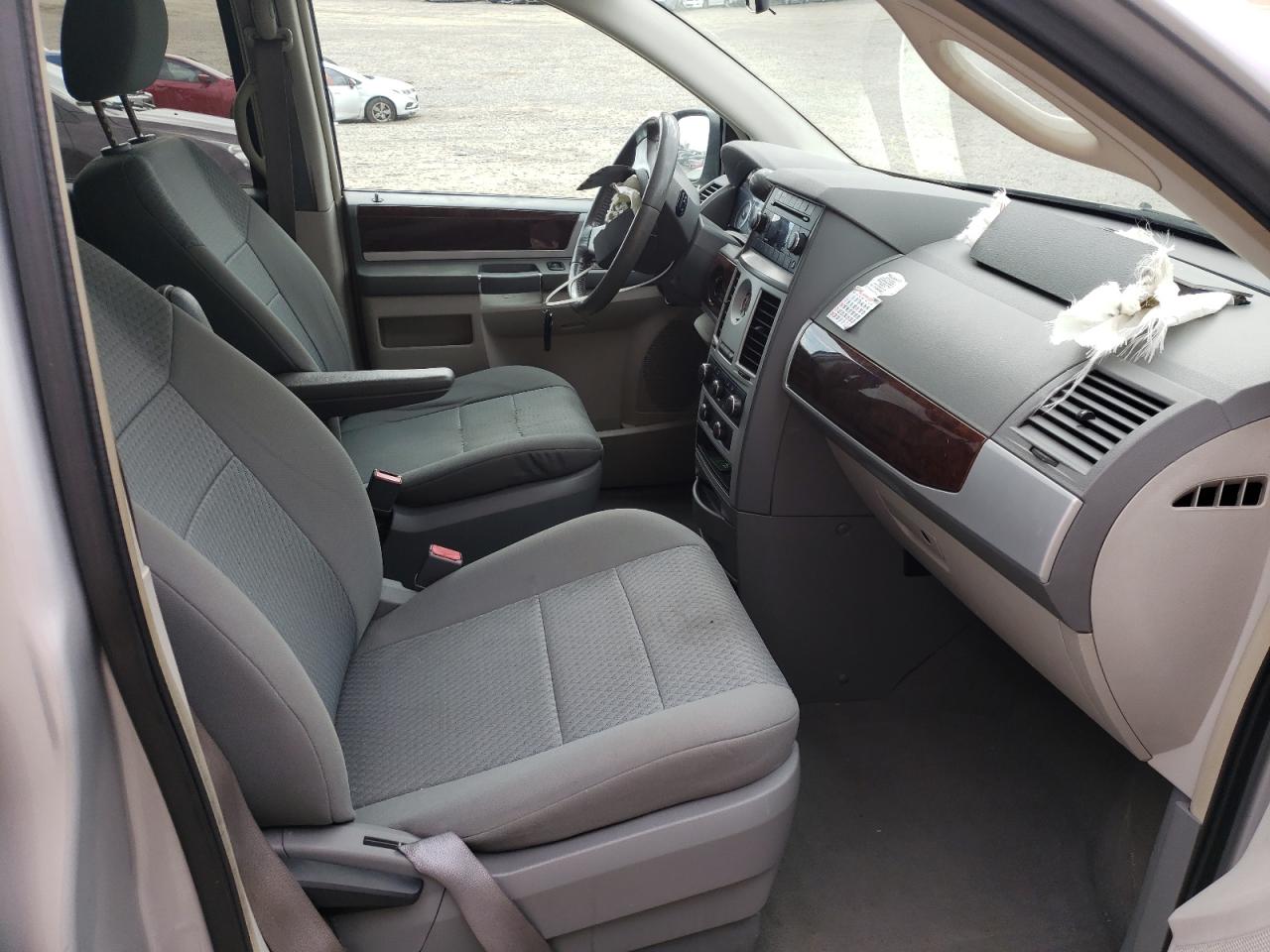Photo 5 from auction – 2010 CHRYSLER TOWN & COU with VIN 2A4RR5D18AR235583