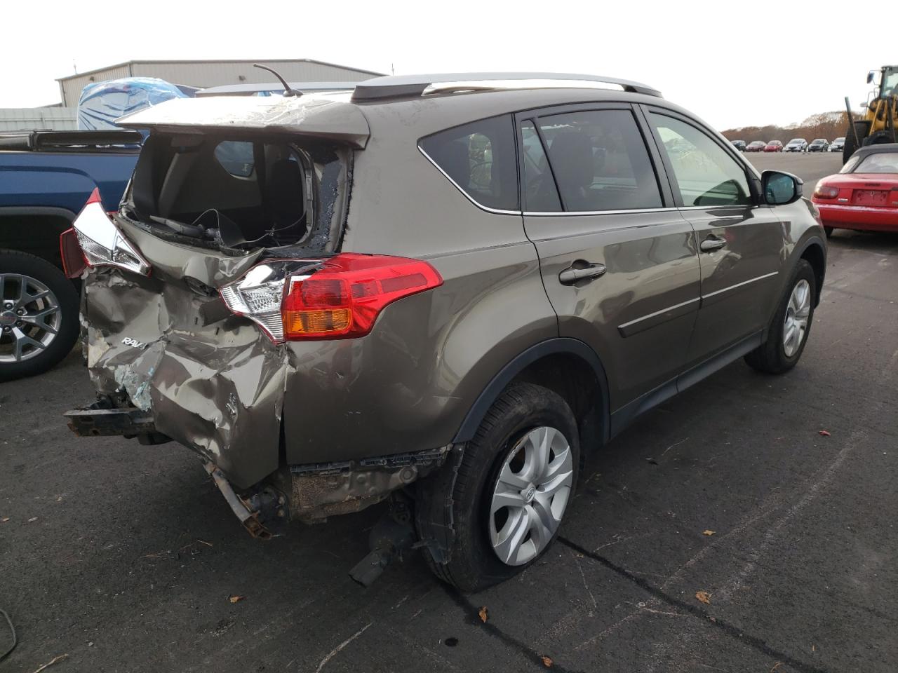Photo 4 from auction – 2015 TOYOTA RAV4 LE with VIN JTMBFREV8FD118069