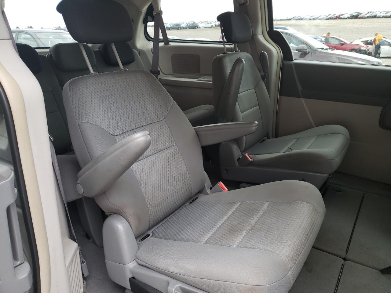 Photo 6 from auction – 2010 CHRYSLER TOWN & COU with VIN 2A4RR5D18AR235583