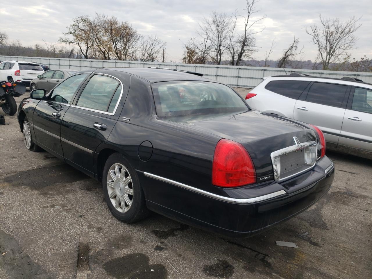 Photo 3 from auction – 2009 LINCOLN TOWN CAR S with VIN 2LNHM82V59X610596