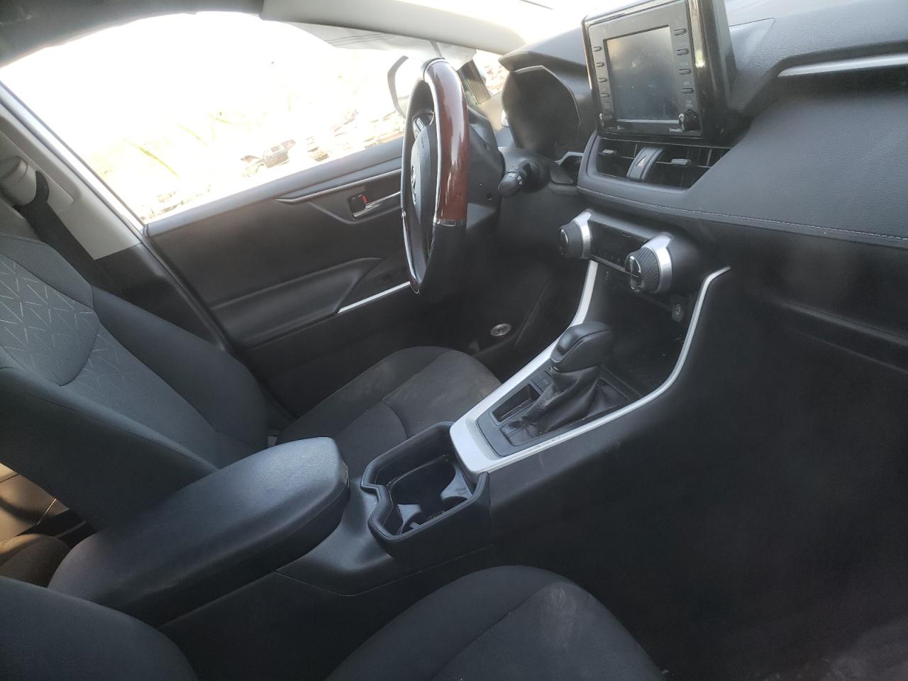 Photo 5 from auction – 2020 TOYOTA RAV4 XLE with VIN 2T3W1RFV4LC054403