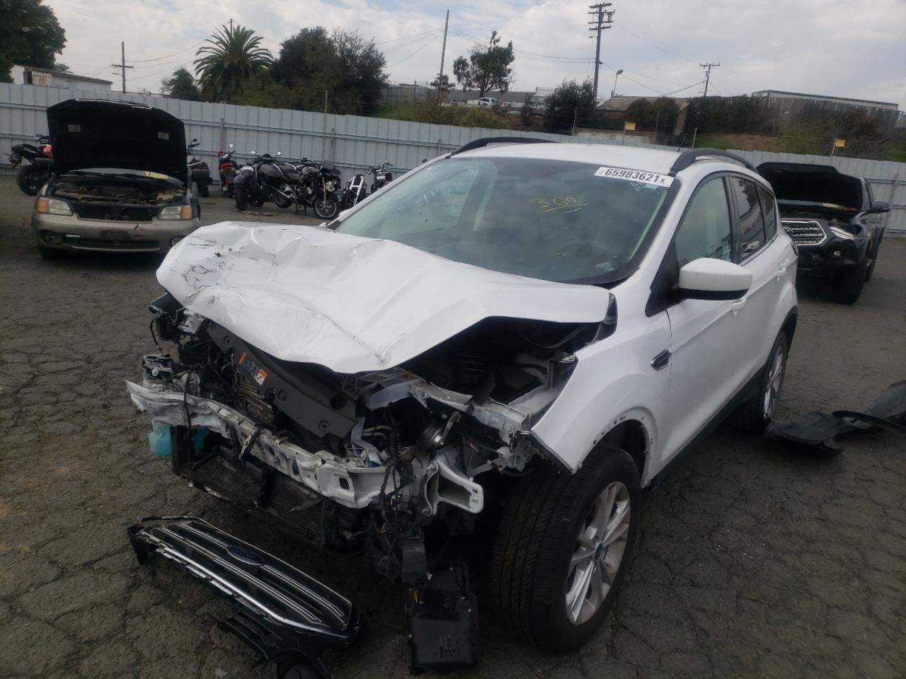 Photo 2 from auction – 2017 FORD ESCAPE SE with VIN 1FMCU9GD2HUD95457