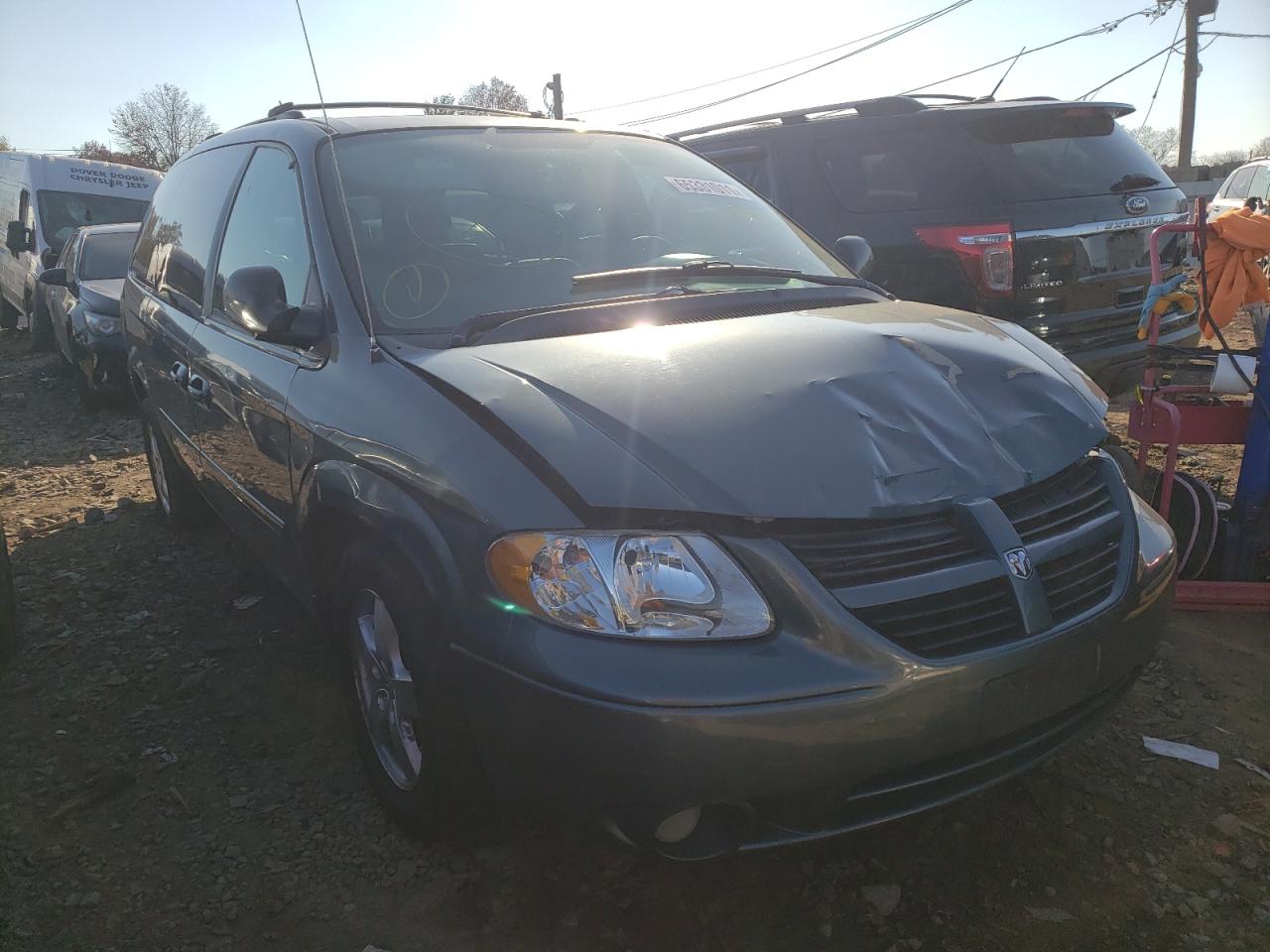 DODGE GRAND CARA 2005 with VIN 2D8GP44L05R153823 - Photo from auction