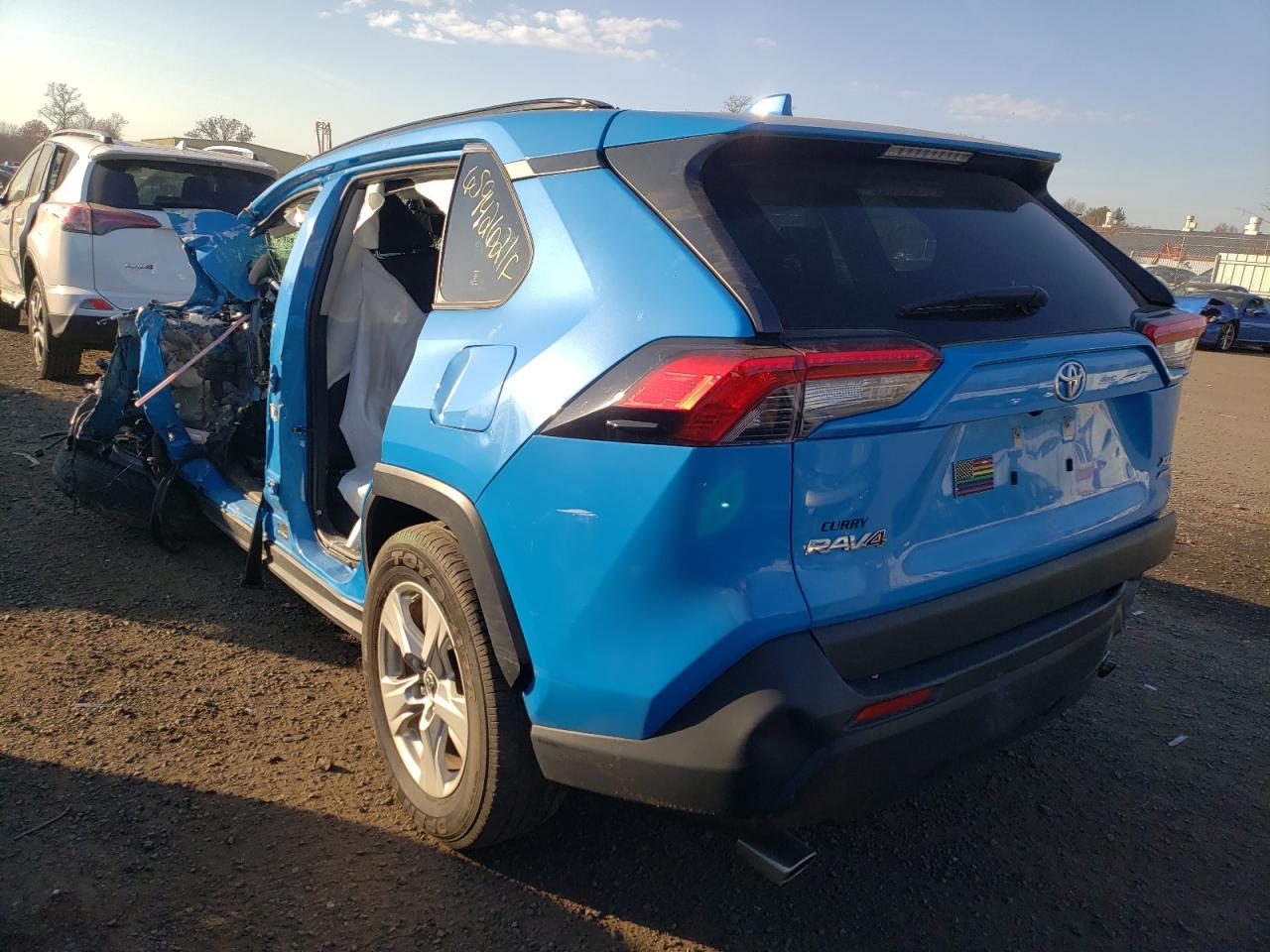 Photo 3 from auction – 2019 TOYOTA RAV4 XLE with VIN JTMP1RFV8KJ003874