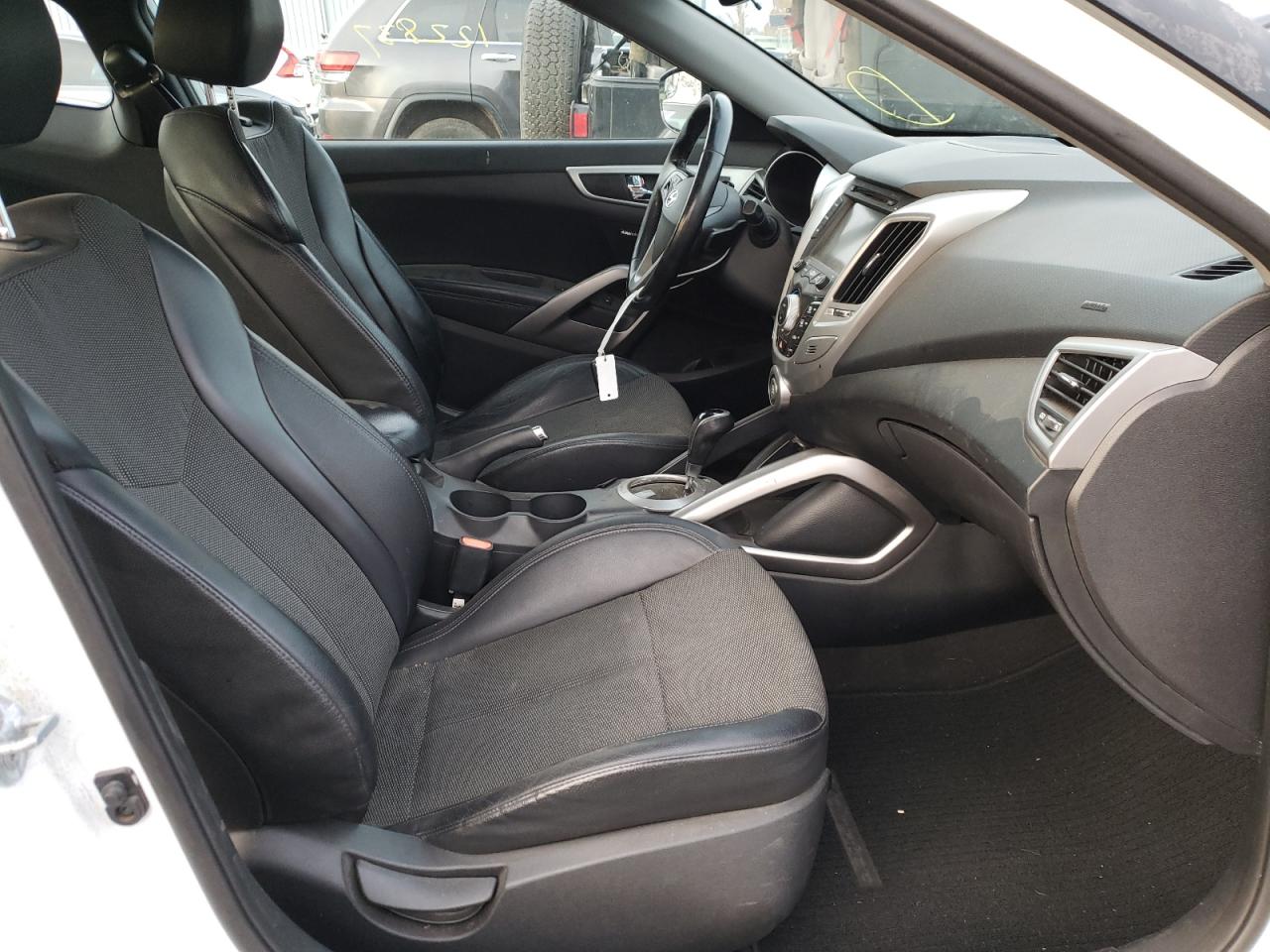 Photo 5 from auction – 2015 HYUNDAI VELOSTER with VIN KMHTC6AD7FU230964