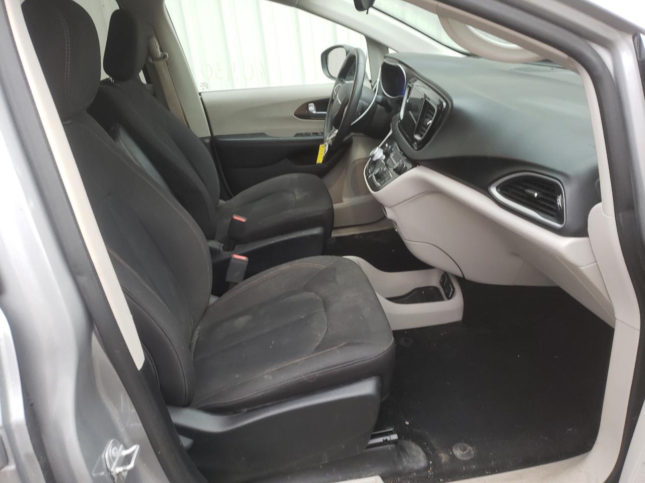 Photo 5 from auction – 2017 CHRYSLER PACIFICA T with VIN 2C4RC1DG0HR676476