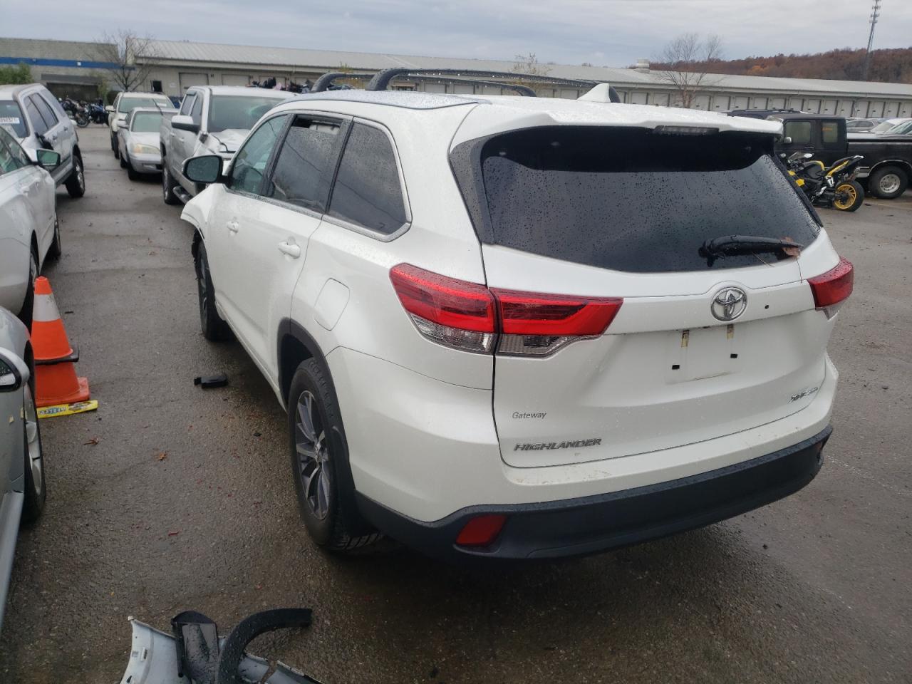 Photo 3 from auction – 2017 TOYOTA HIGHLANDER with VIN 5TDJZRFH8HS369743