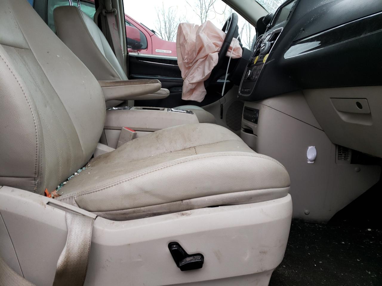 Photo 5 from auction – 2011 CHRYSLER TOWN & COU with VIN 2A4RR8DG5BR784763