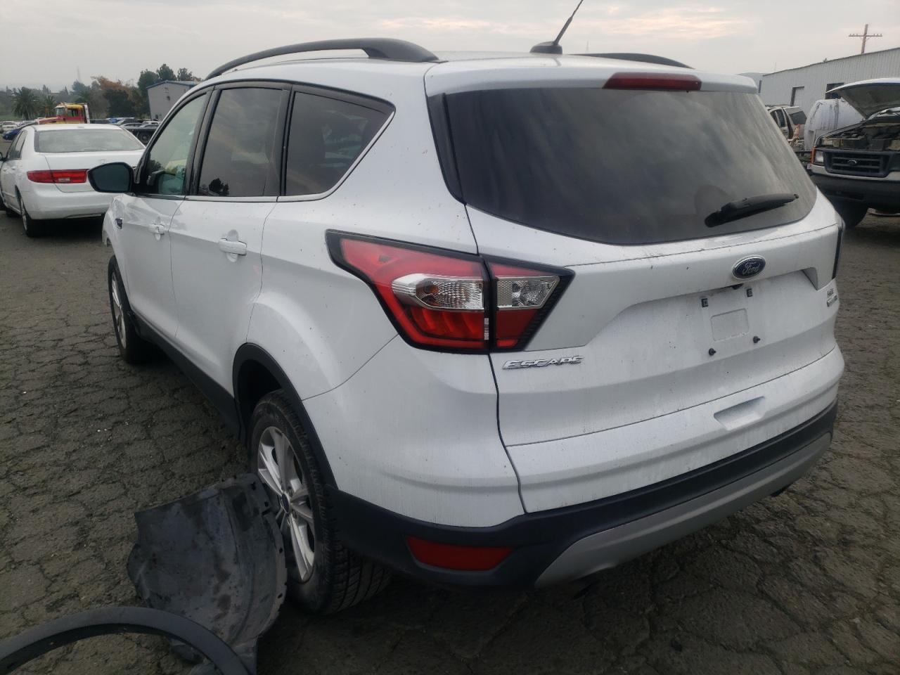 Photo 3 from auction – 2017 FORD ESCAPE SE with VIN 1FMCU9GD2HUD95457