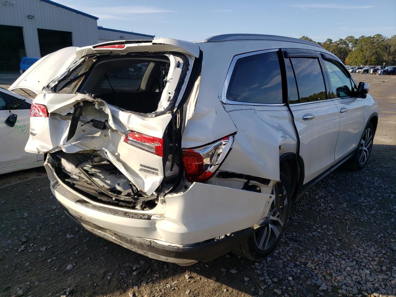Photo 4 from auction – 2017 HONDA PILOT TOUR with VIN 5FNYF6H92HB095889