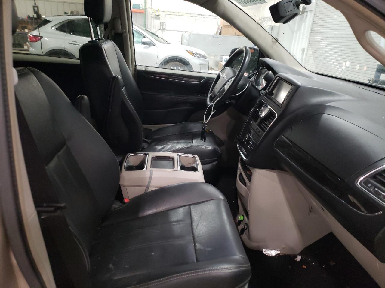 Photo 5 from auction – 2014 CHRYSLER TOWN & COU with VIN 2C4RC1BG9ER256200