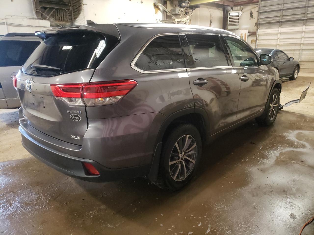 Photo 4 from auction – 2018 TOYOTA HIGHLANDER with VIN 5TDJGRFH9JS047902