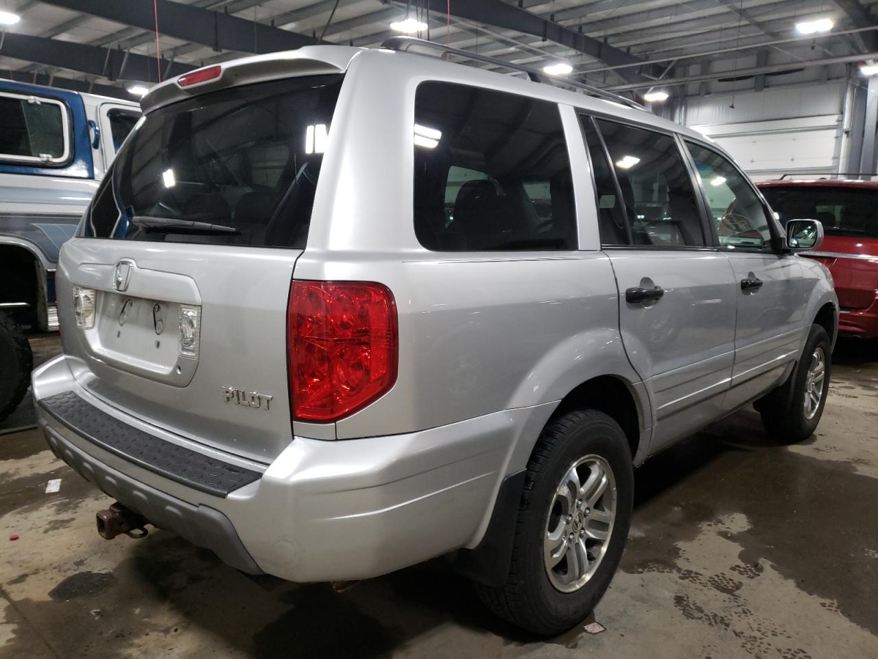 Photo 4 from auction – 2004 HONDA PILOT EXL with VIN 2HKYF18664H568682