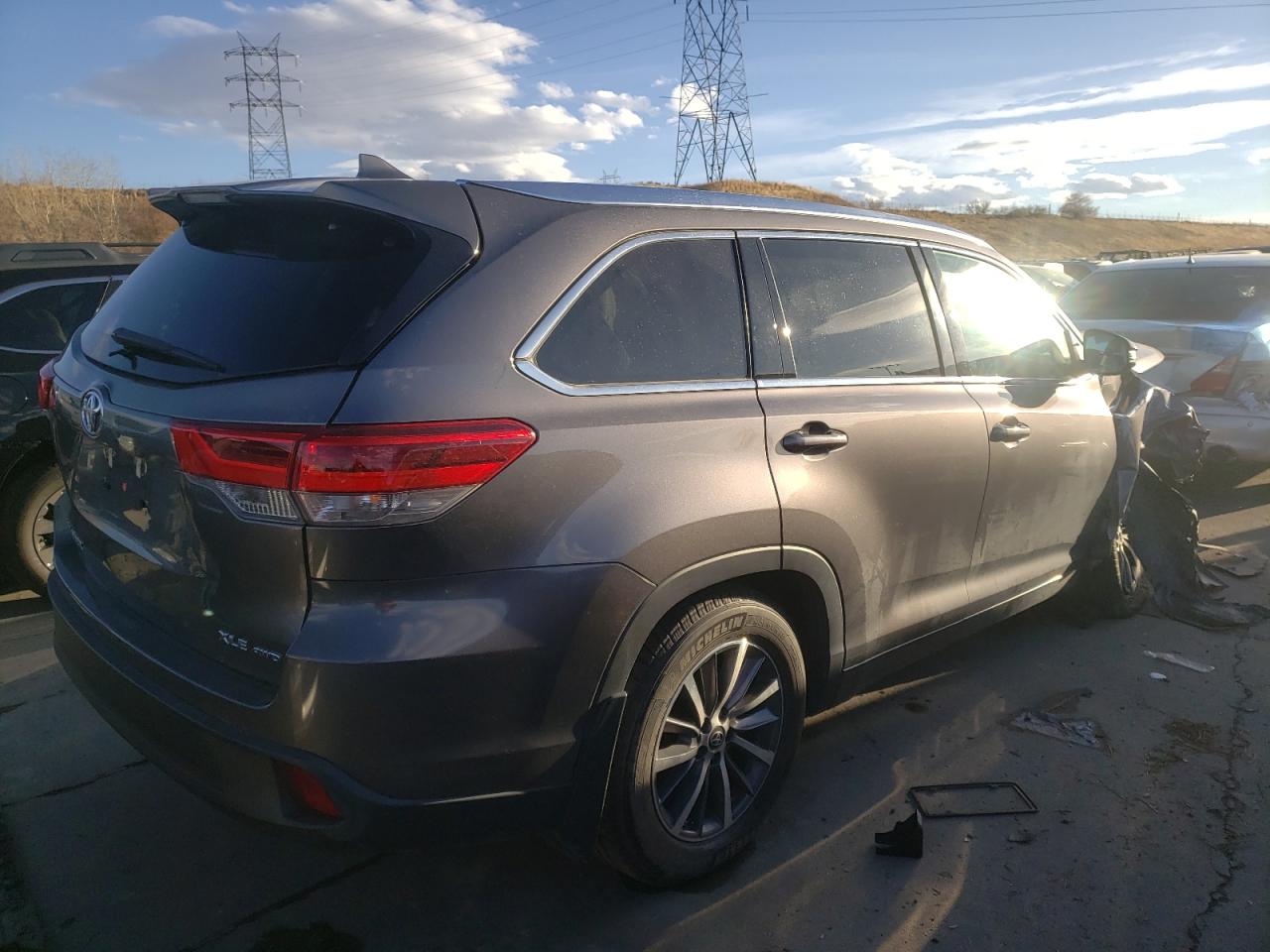 Photo 4 from auction – 2018 TOYOTA HIGHLANDER with VIN 5TDJZRFH9JS491677