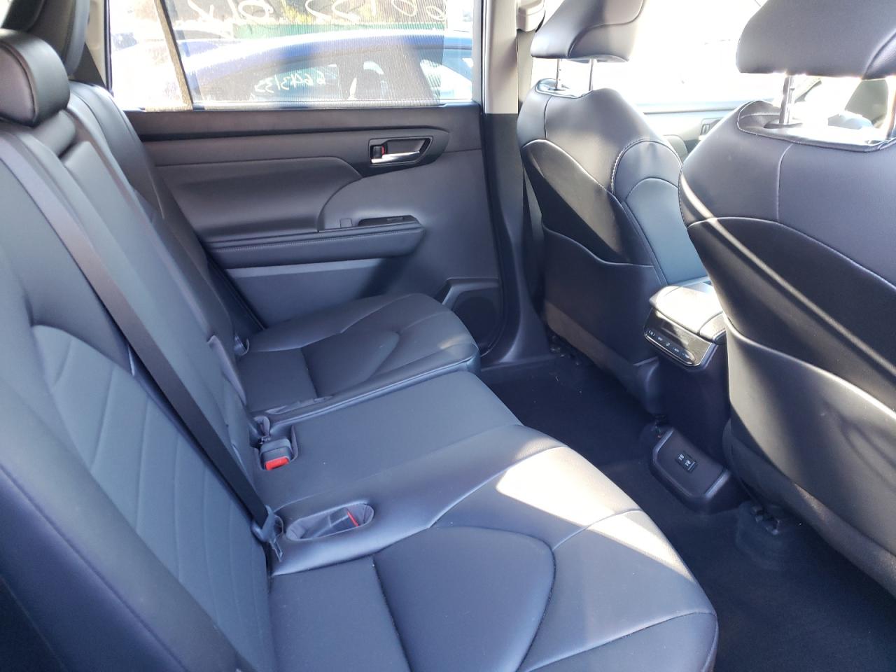 Photo 6 from auction – 2021 TOYOTA HIGHLANDER with VIN 5TDHZRBH6MS528788