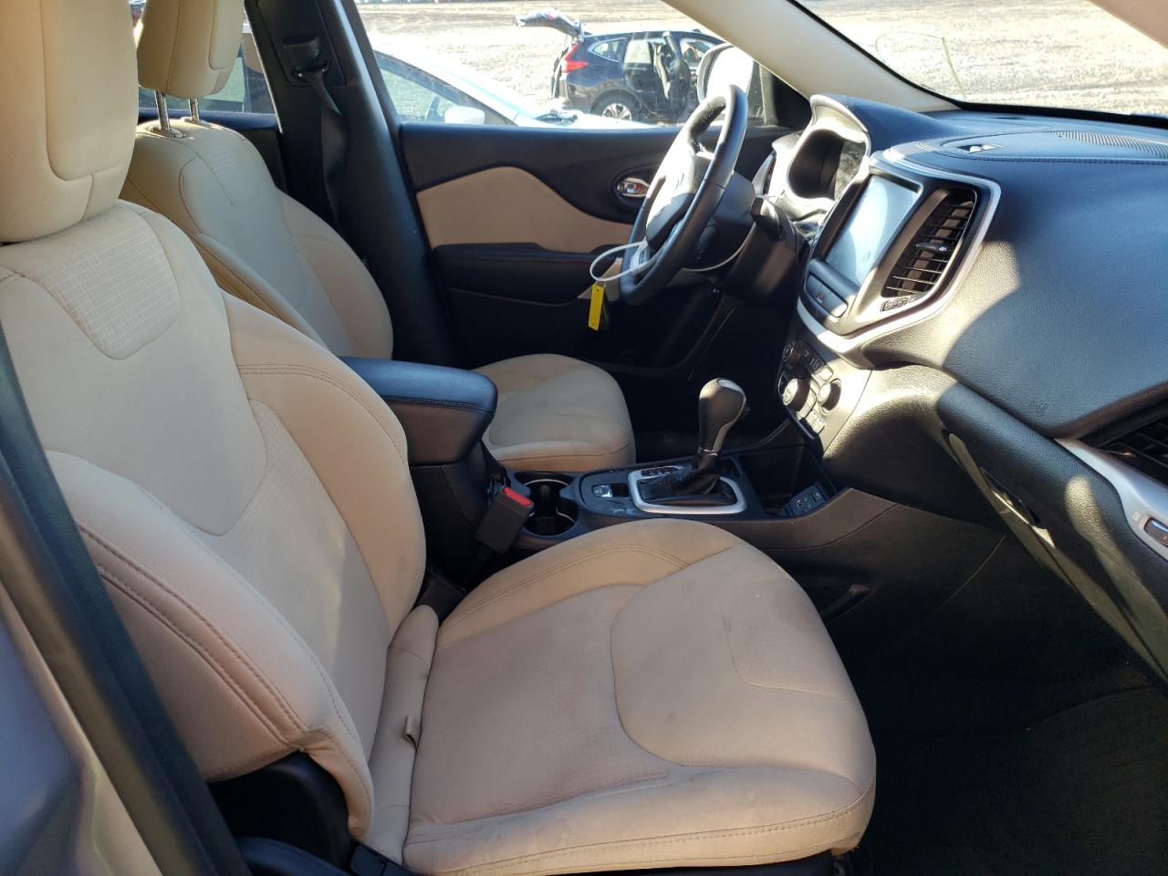 Photo 5 from auction – 2017 JEEP CHEROKEE L with VIN 1C4PJLCS9HW624057