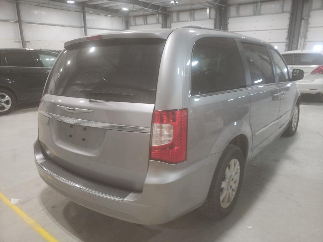 Photo 4 from auction – 2016 CHRYSLER TOWN & COU with VIN 2C4RC1BG2GR268160