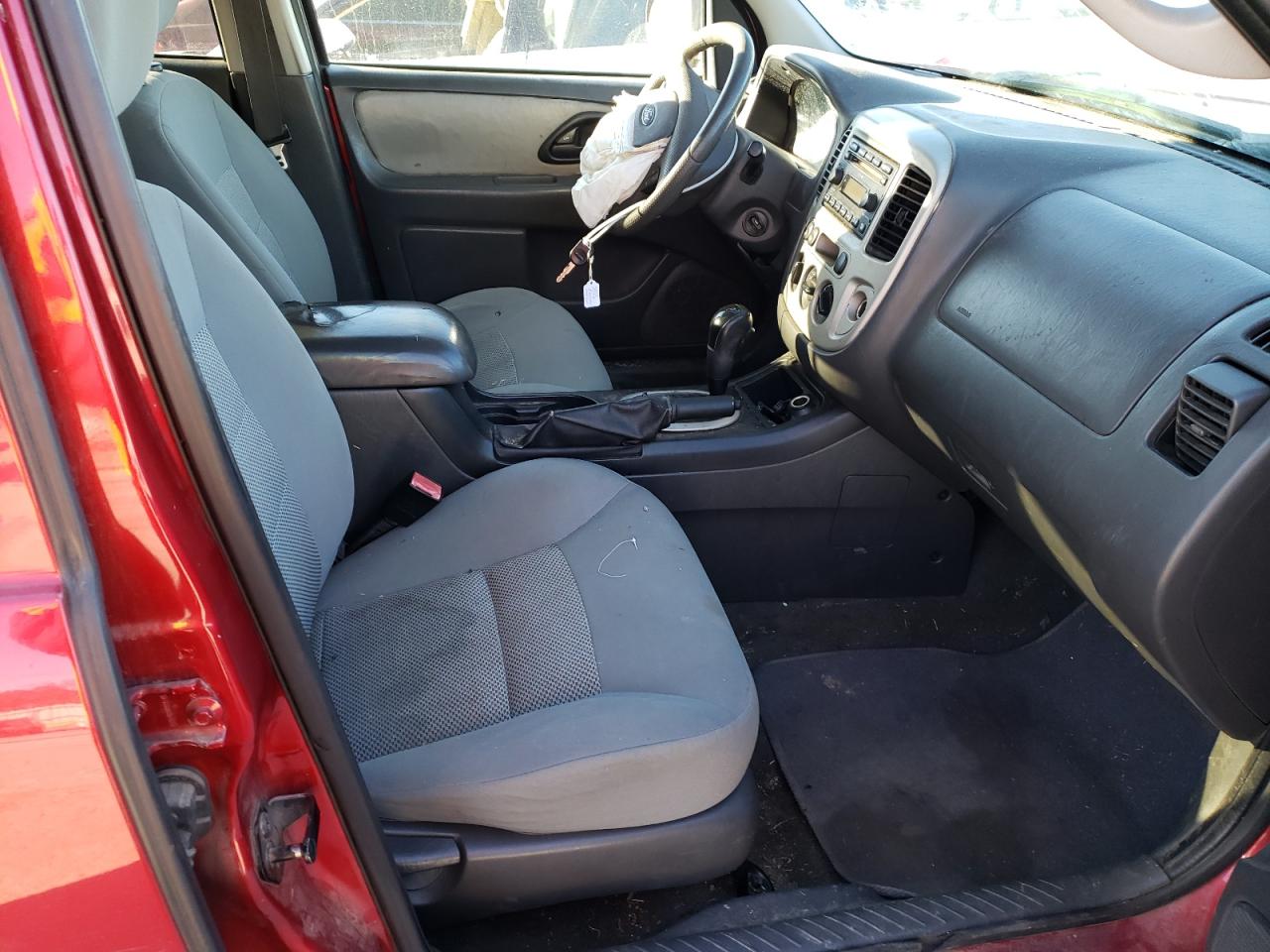 Photo 5 from auction – 2005 FORD ESCAPE XLT with VIN 1FMYU03125KD90229
