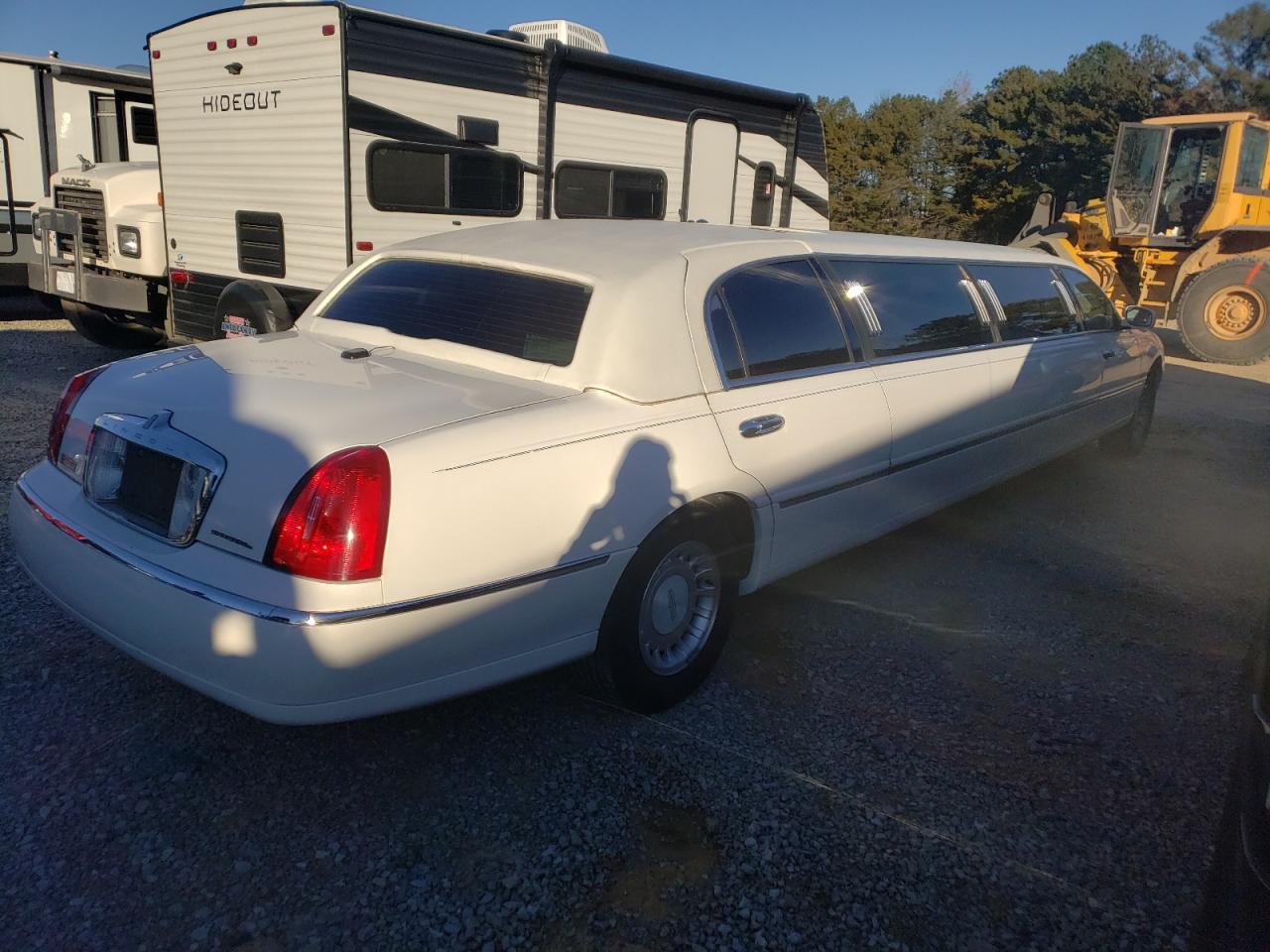 Photo 4 from auction – 2002 LINCOLN TOWN CAR E with VIN 1L1FM81W22Y603162