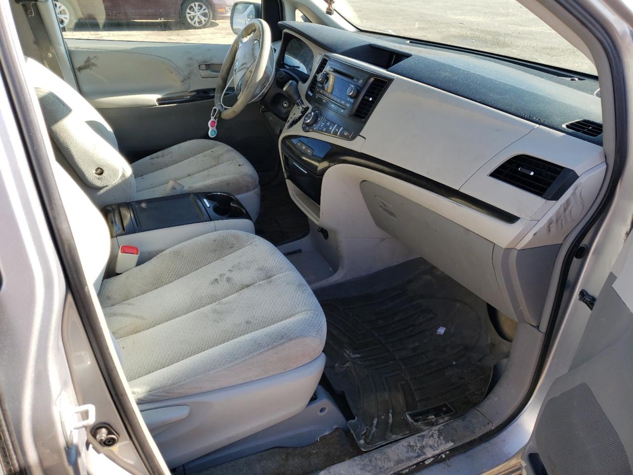 Photo 5 from auction – 2014 TOYOTA SIENNA LE with VIN 5TDKK3DC3ES499468