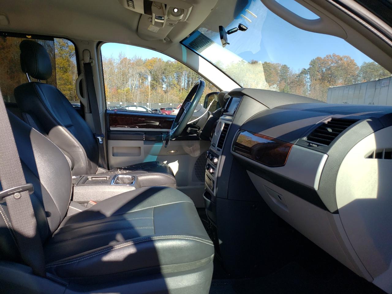 Photo 5 from auction – 2010 CHRYSLER TOWN & COU with VIN 2A4RR8D19AR392072