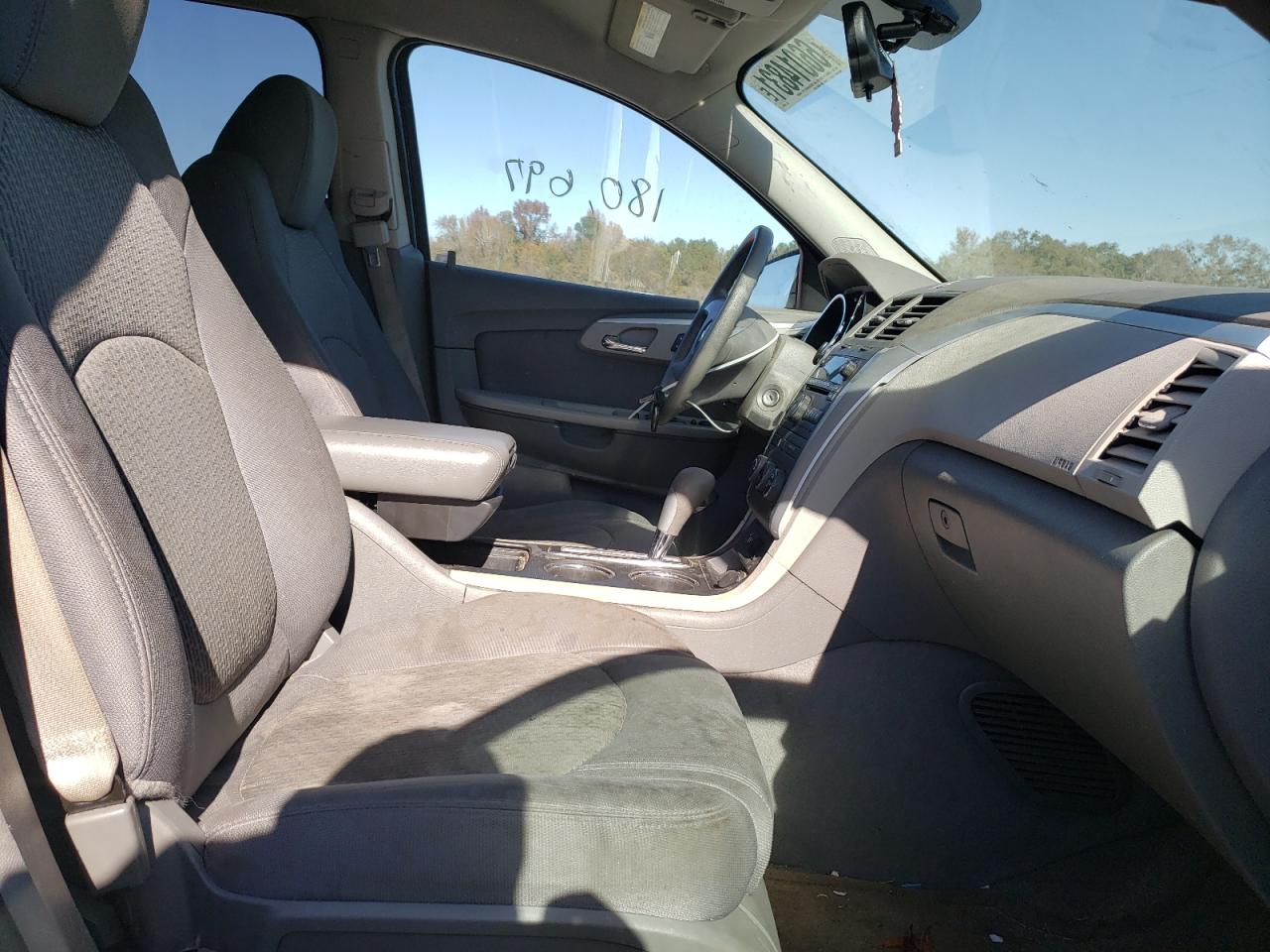 Photo 5 from auction – 2011 CHEVROLET TRAVERSE L with VIN 1GNKREED7BJ129266