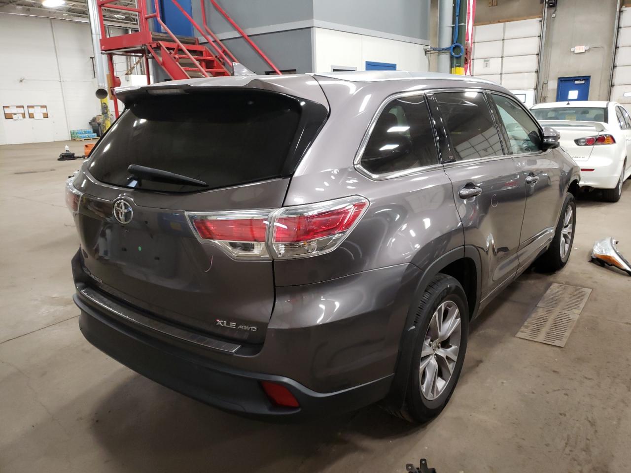 Photo 4 from auction – 2015 TOYOTA HIGHLANDER with VIN 5TDJKRFH2FS155526