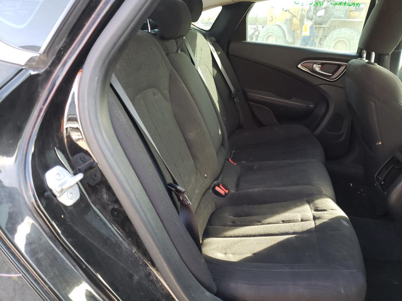 Photo 6 from auction – 2015 CHRYSLER 200 LIMITE with VIN 1C3CCCAB4FN737661