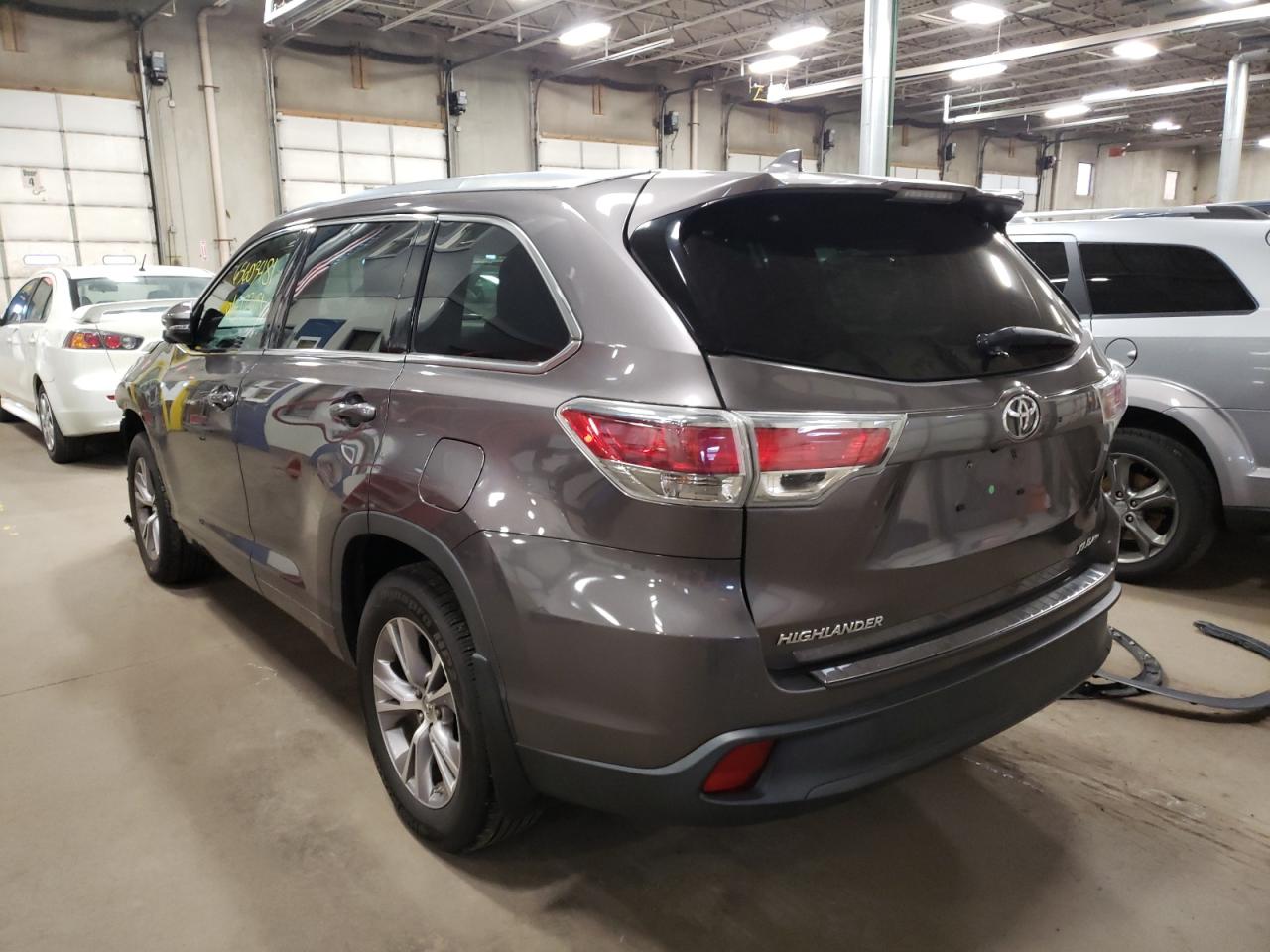 Photo 3 from auction – 2015 TOYOTA HIGHLANDER with VIN 5TDJKRFH2FS155526