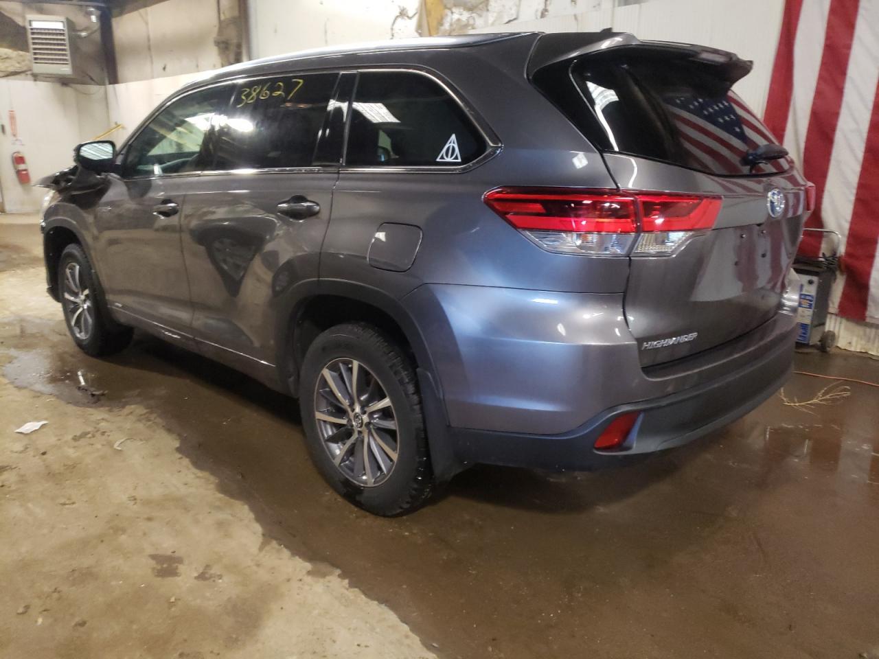 Photo 3 from auction – 2018 TOYOTA HIGHLANDER with VIN 5TDJGRFH9JS047902