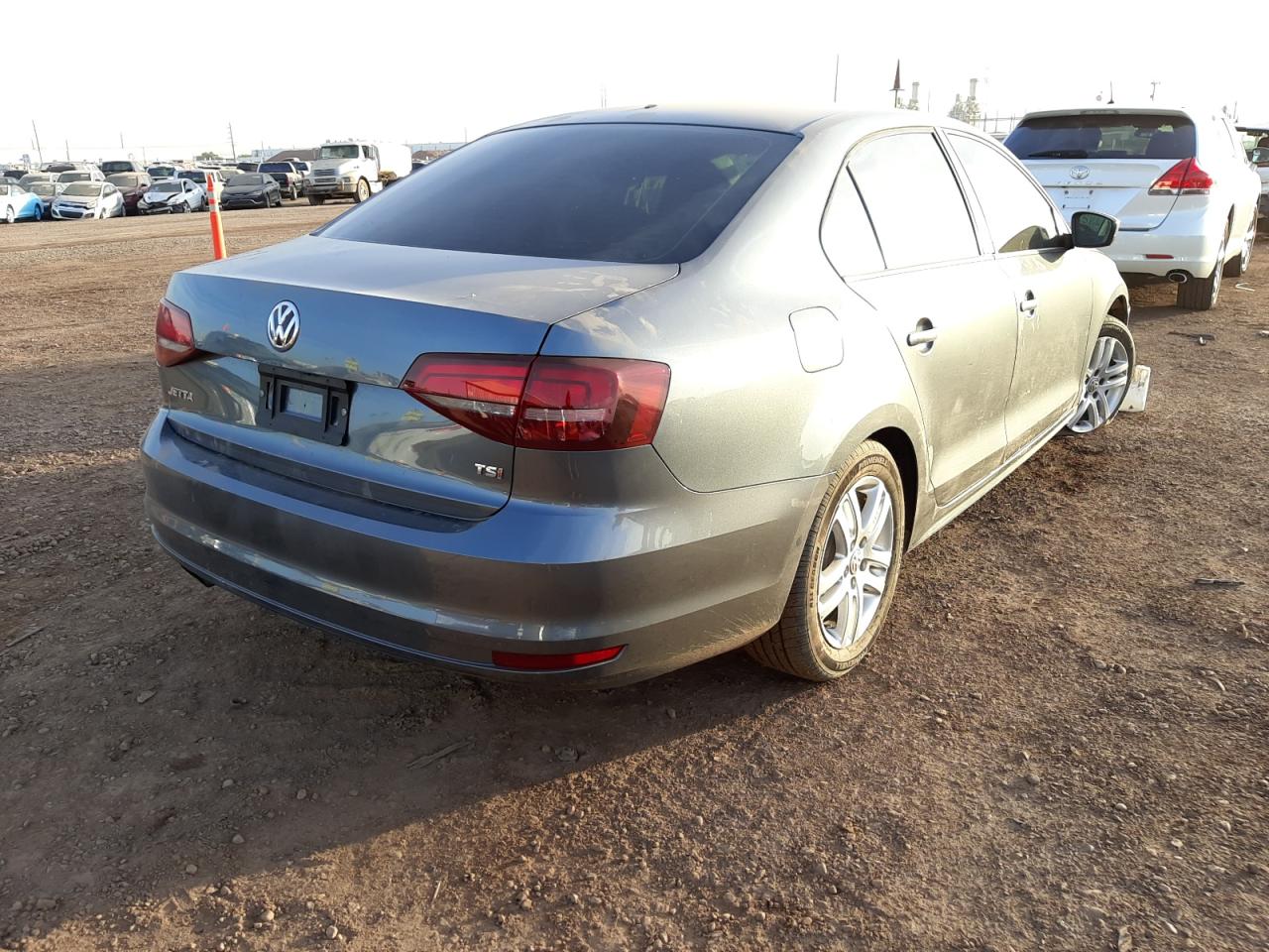Photo 4 from auction – 2018 VOLKSWAGEN JETTA S with VIN 3VW2B7AJ3JM263985