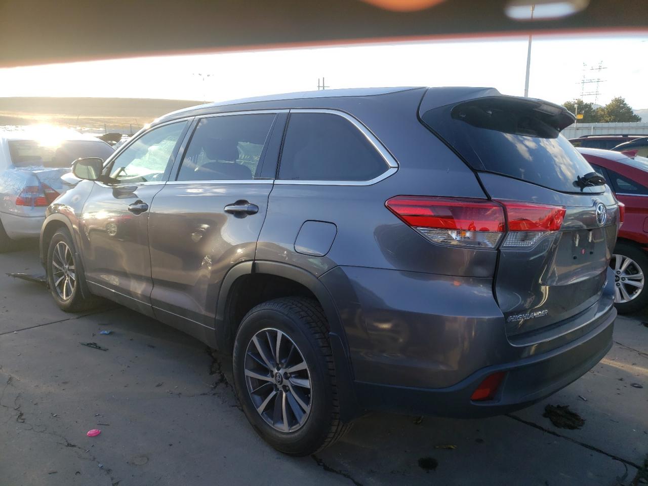 Photo 3 from auction – 2018 TOYOTA HIGHLANDER with VIN 5TDJZRFH9JS491677