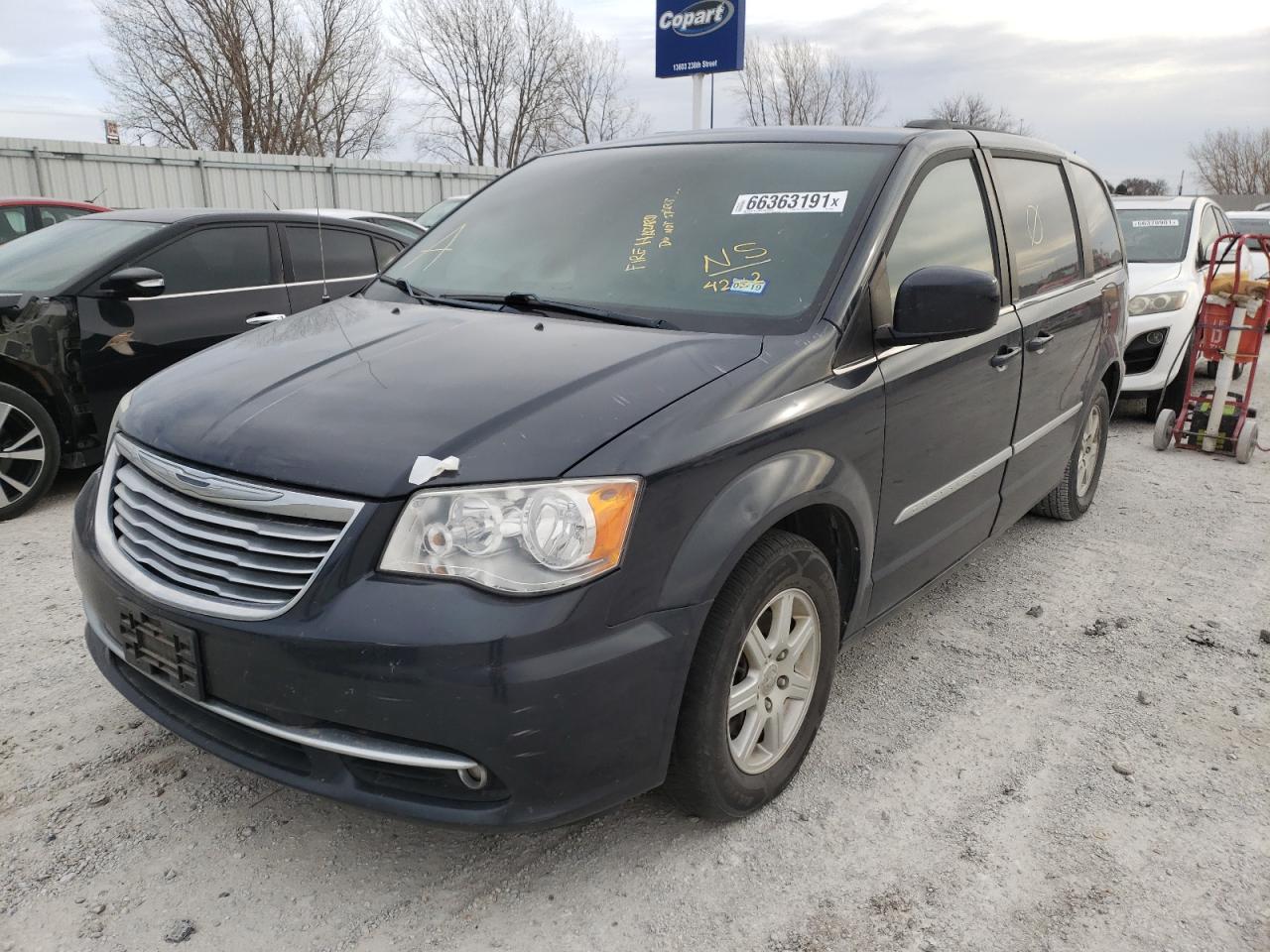 Photo 2 from auction – 2013 CHRYSLER TOWN & COU with VIN 2C4RC1BG8DR594282