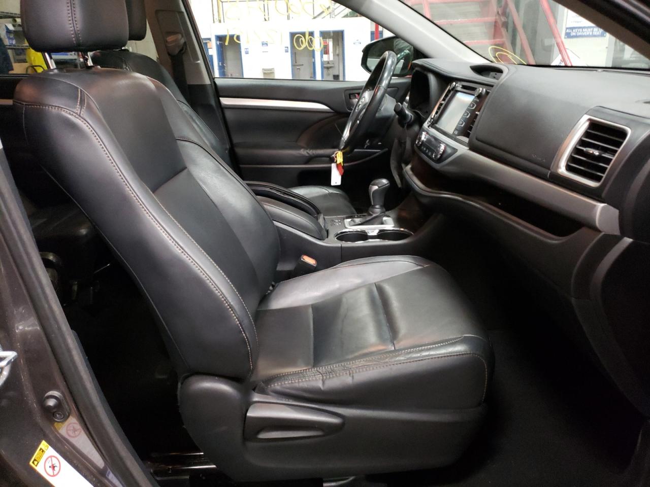 Photo 5 from auction – 2015 TOYOTA HIGHLANDER with VIN 5TDJKRFH2FS155526