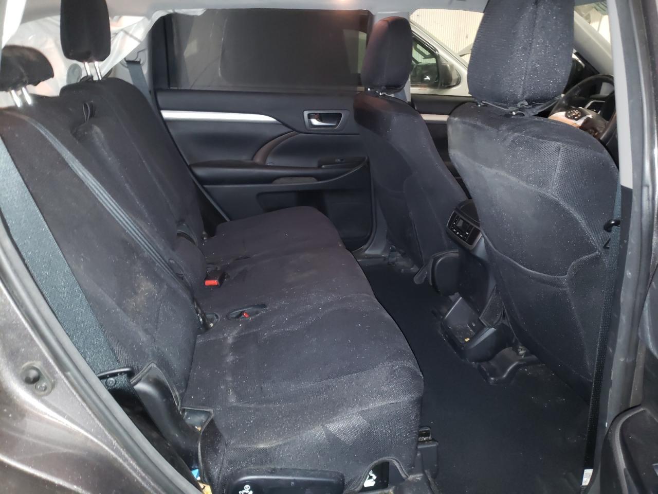 Photo 6 from auction – 2018 TOYOTA HIGHLANDER with VIN 5TDJGRFH9JS047902