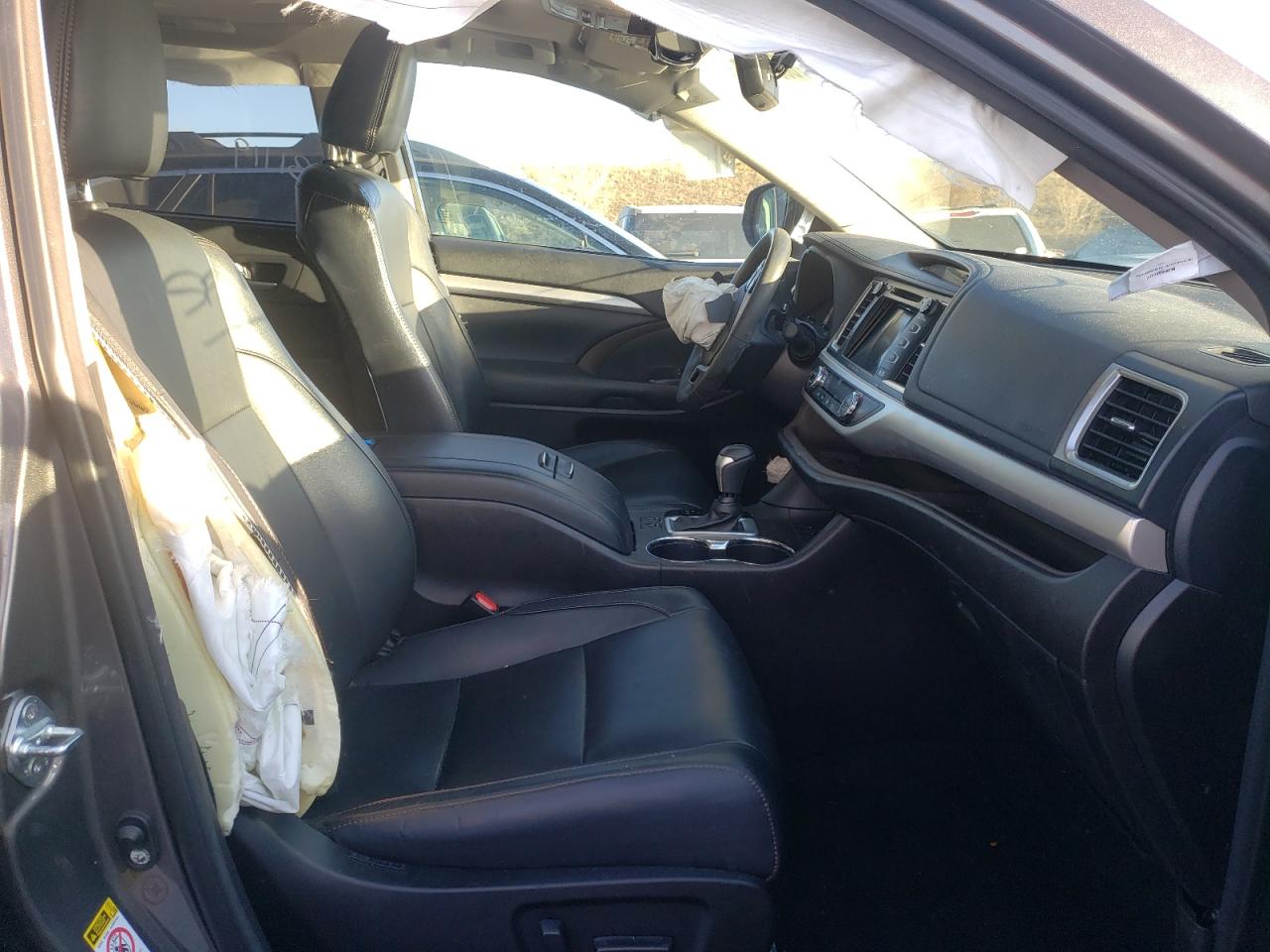 Photo 5 from auction – 2018 TOYOTA HIGHLANDER with VIN 5TDJZRFH9JS491677