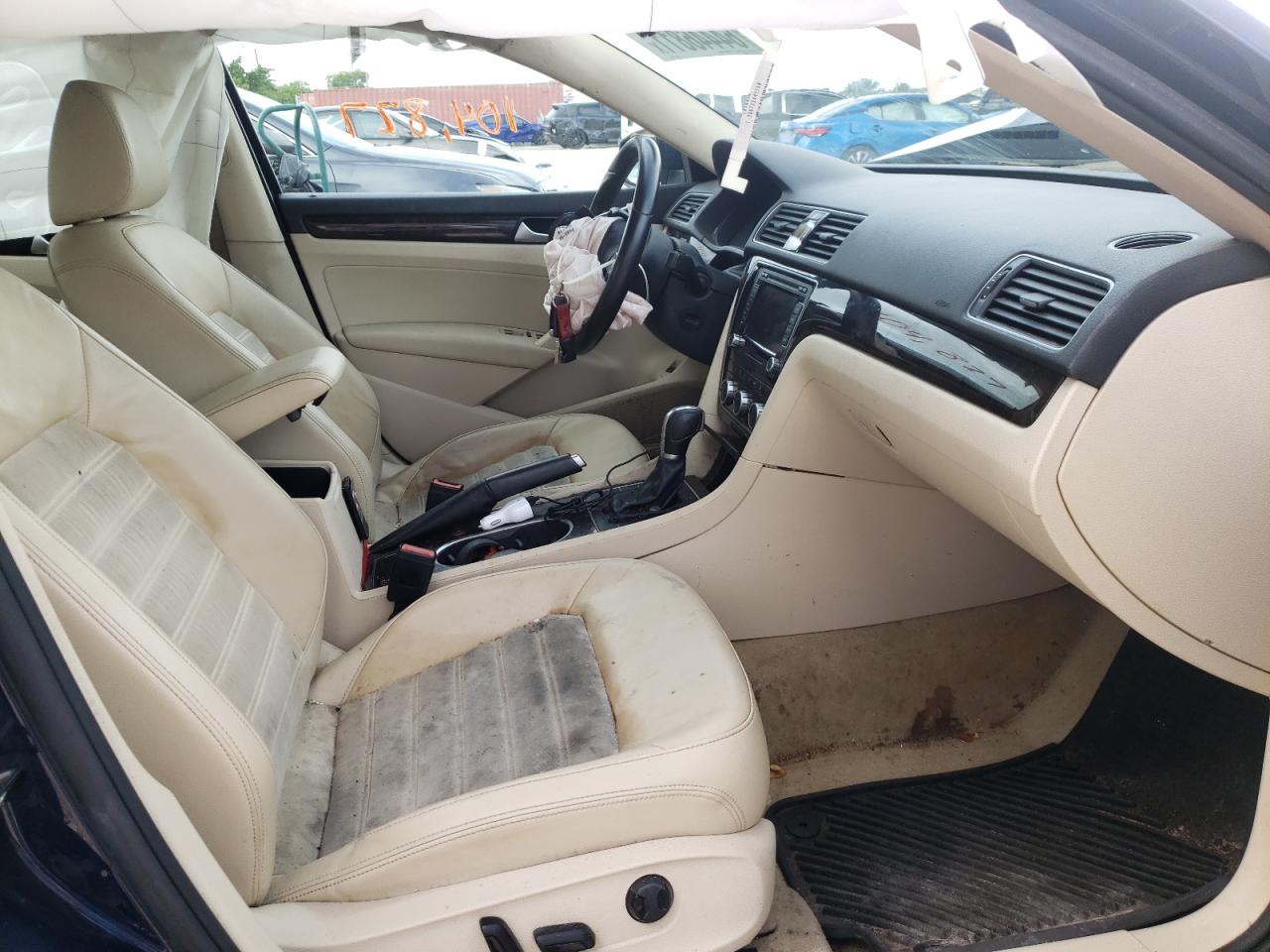 Photo 5 from auction – 2014 VOLKSWAGEN PASSAT SEL with VIN 1VWCN7A34EC073102