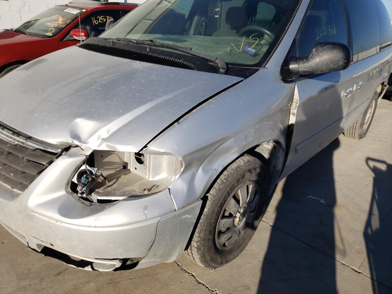 Photo 9 from auction – 2005 CHRYSLER TOWN & COU with VIN 2C4GP44R15R115648