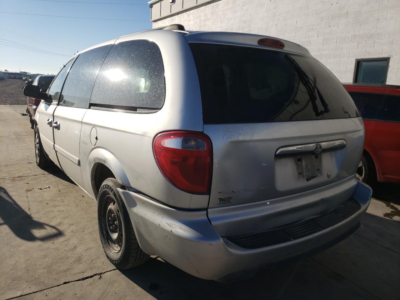 Photo 3 from auction – 2005 CHRYSLER TOWN & COU with VIN 2C4GP44R15R115648