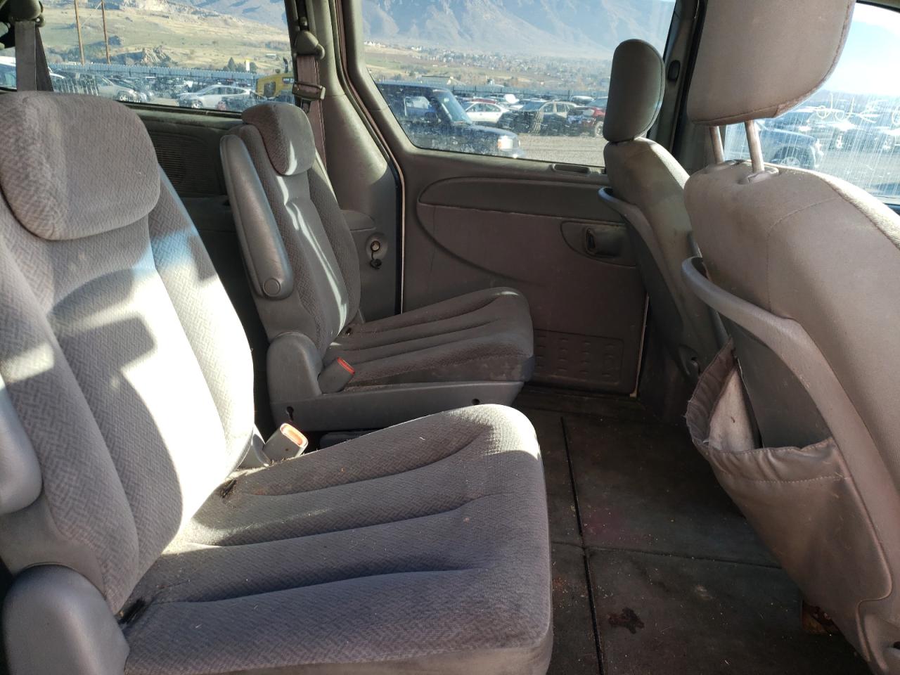 Photo 6 from auction – 2005 CHRYSLER TOWN & COU with VIN 2C4GP44R15R115648