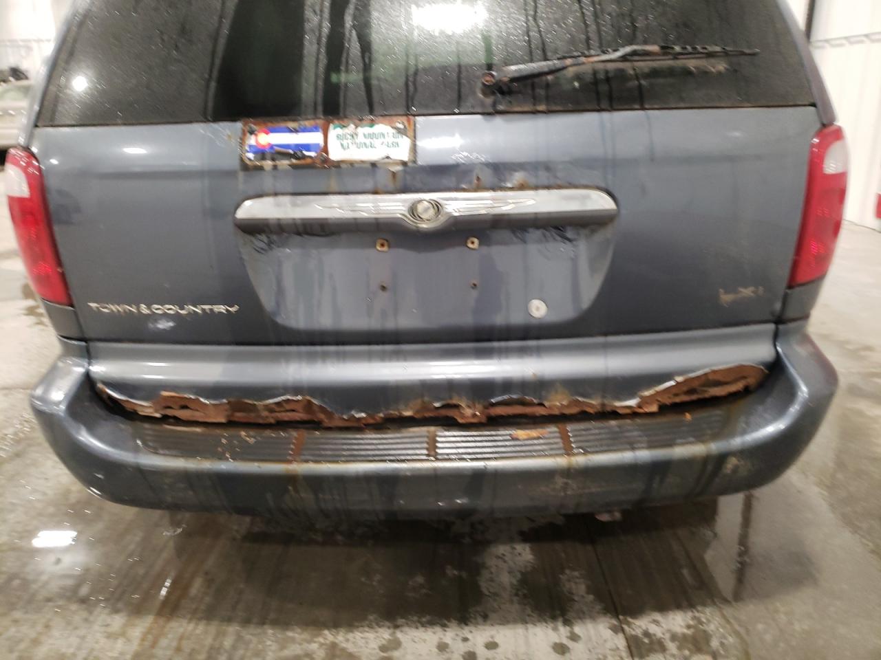 Photo 9 from auction – 2002 CHRYSLER TOWN & CTY with VIN 2C4GP54L72R540756