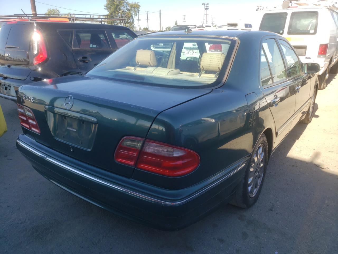 Photo 4 from auction – 2001 MERCEDES-BENZ E 320 with VIN WDBJF65JX1B376460